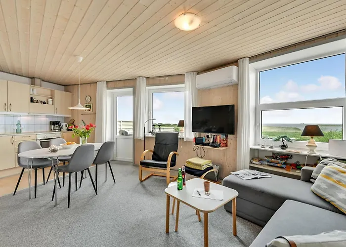 Two-bedroom In Hvide Sande *